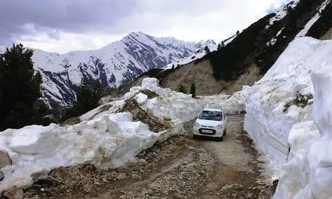 Fresh Snowfall Forces Closure of Mughal Road and Srinagar-Sonamarg-Gumri (SSG) Road to Traffic